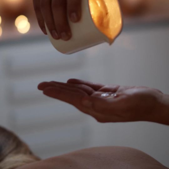 massage specialist putting oil on his/her hand at esthiva massage center Lahore